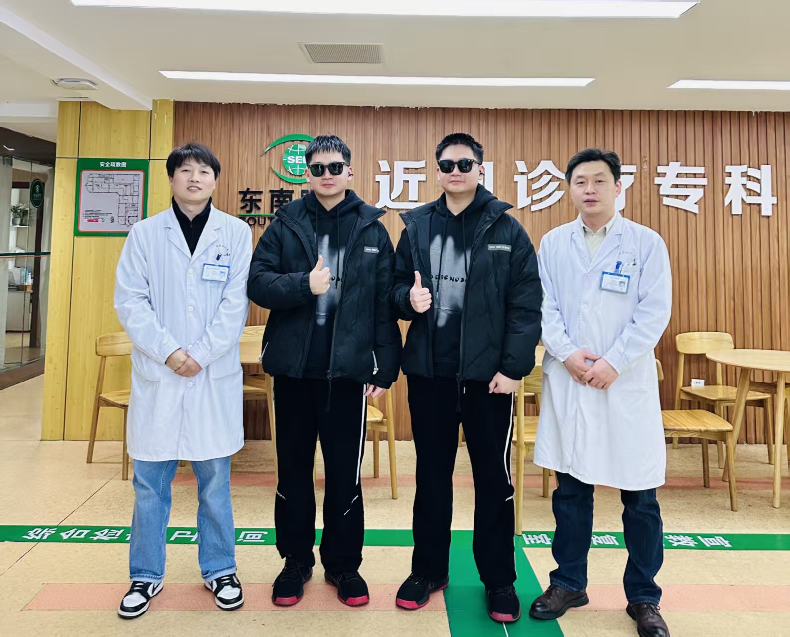 双胞胎在东南眼科医院通过“晶体眼镜”成功矫正超高度视力