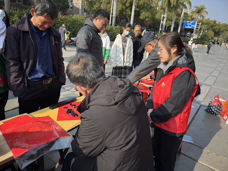平安担保福建分公司：迎新春送春联公益活动