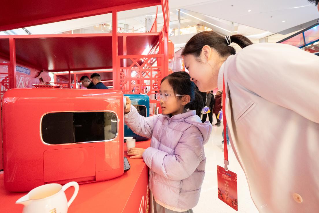 当AI遇见千年茶香——茶小牛泡茶机器人亮相总台机器人年货大集