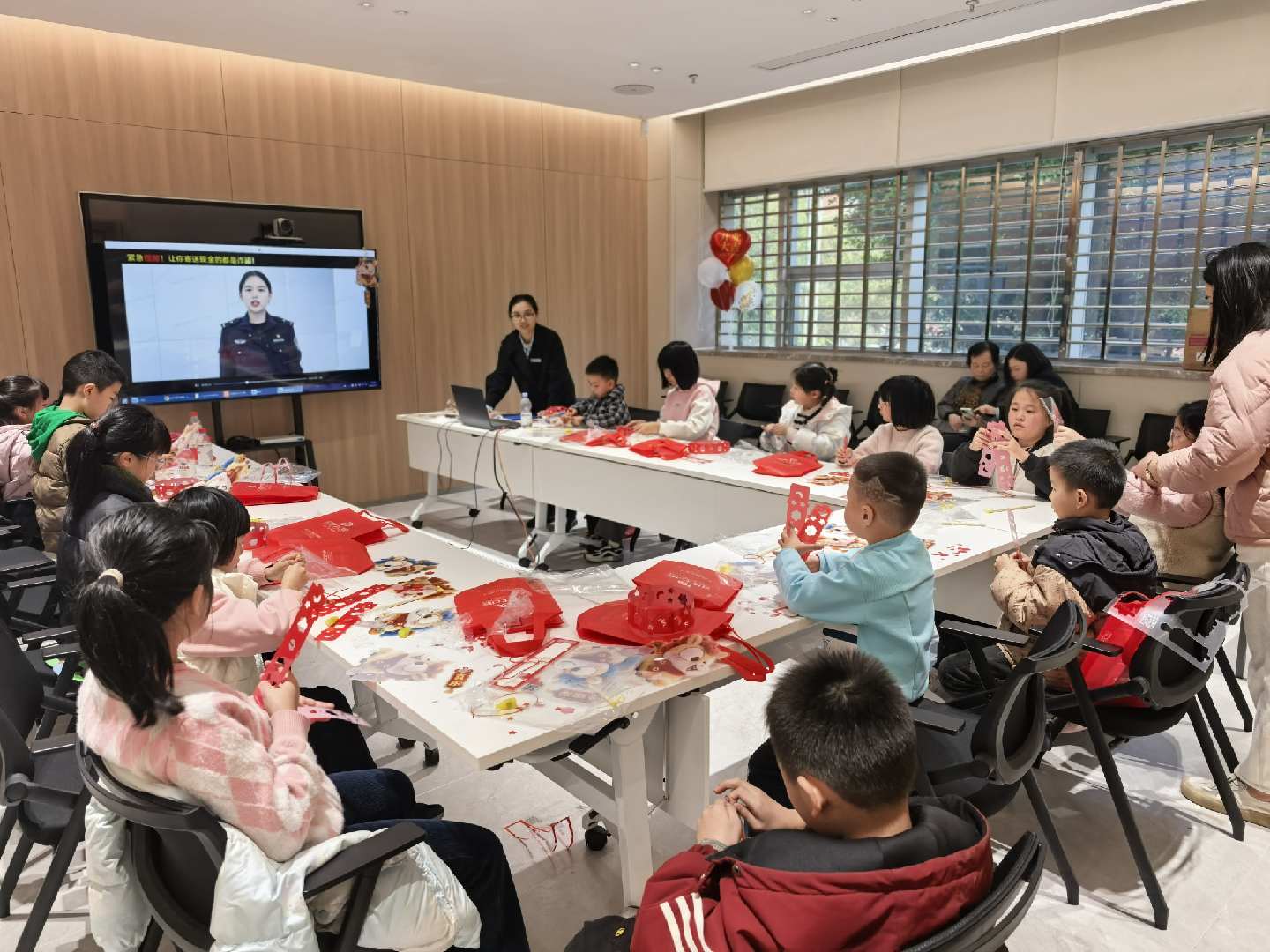 民生银行丰泽支行： 元宵花灯巧制作，反诈童心共守护