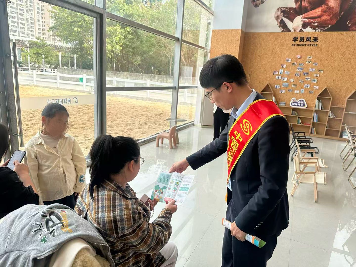 马背童趣伴成长 反诈消保护万家 ——安溪支行开展反诈宣传活动