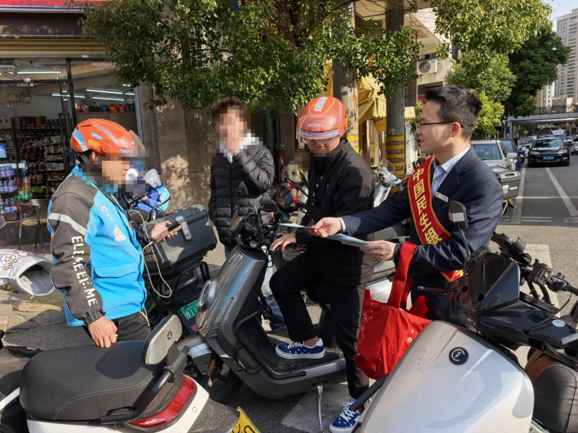守护“城市奔跑者” 筑牢新业态“防骗网”  ——民生银行安海支行开展外卖骑手宣教活动