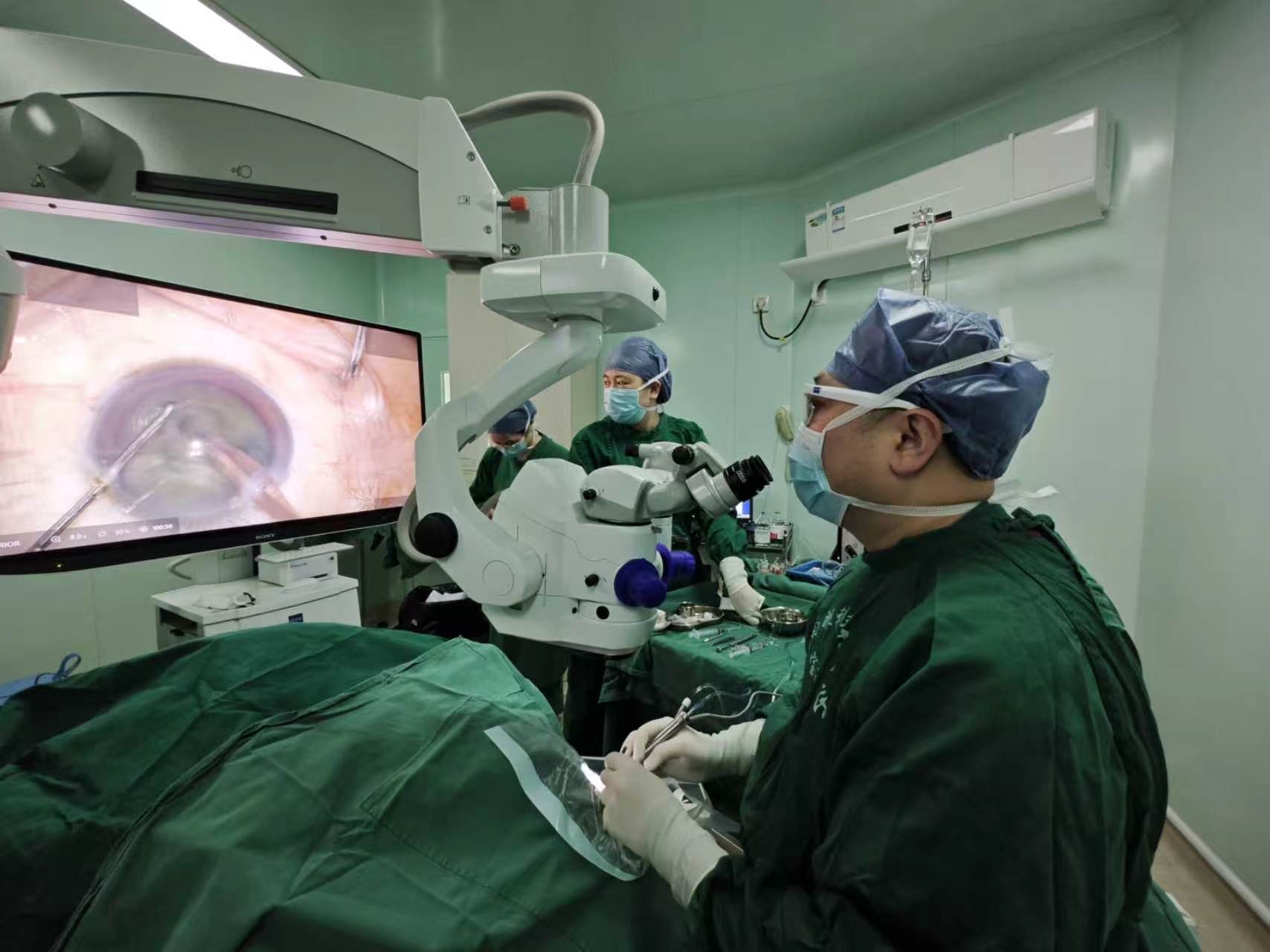 老木工眼睛受伤二十余年，医生在3D数字导航显微镜下 为其重塑清晰视力