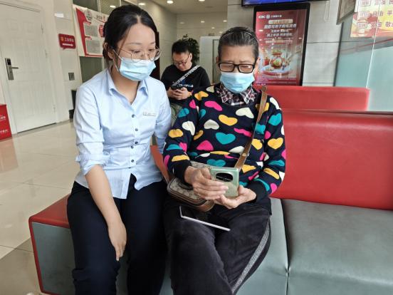 工行漳州漳浦支行：暖心解“数字焦虑” 助七旬老人找回“消失”的赡养费