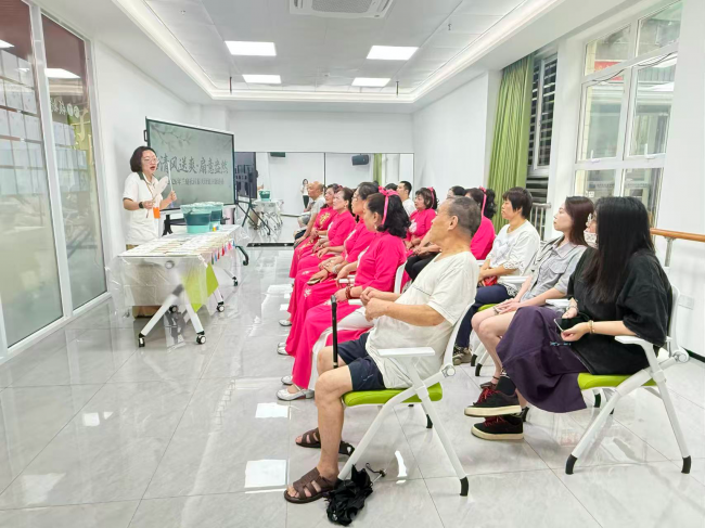 “清风送爽·扇意盎然”——兰庭社区非遗漆扇制作体验活动圆满成功