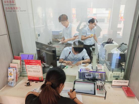 巧手拼贴护财富 耐心宣教润童心——工行漳州漳浦支行暖心兑换第四套残损币获赞