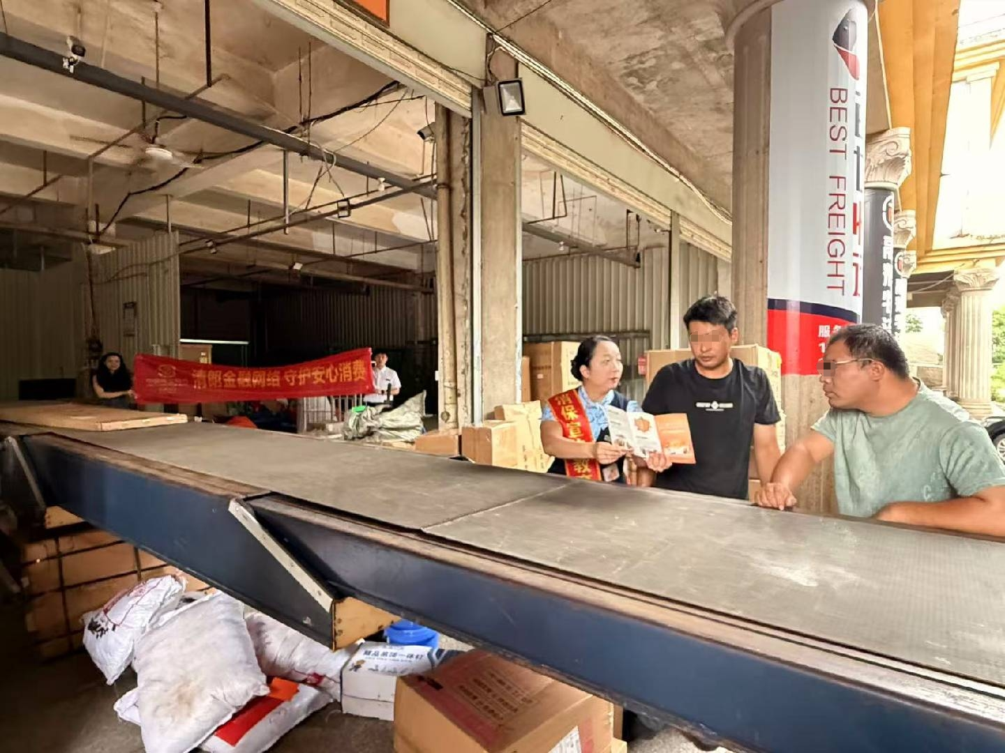 民生银行水头支行开展“警惕非法代理维权中介，护航货运从业者财产安全”主题宣传活动