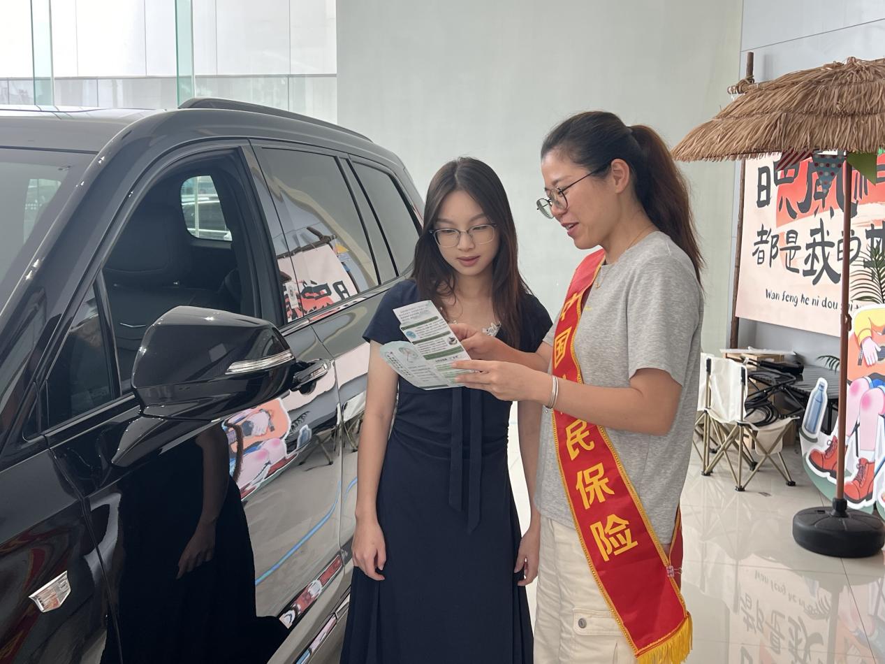 人保财险莆田市城区营销服务部：金融宣教进车行 筑牢消费安全防线